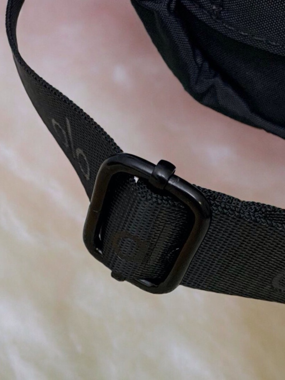 ❤️ALO Yoga Black Drawstring Sling Belt Bag - Picture 3 of 7